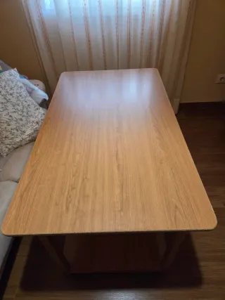 Mesa camilla con falda, cristal, estufa y rejilla.