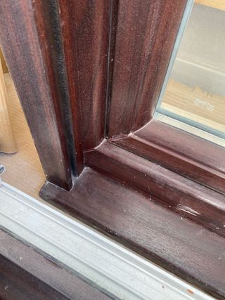 Puerta balcón y ventana.