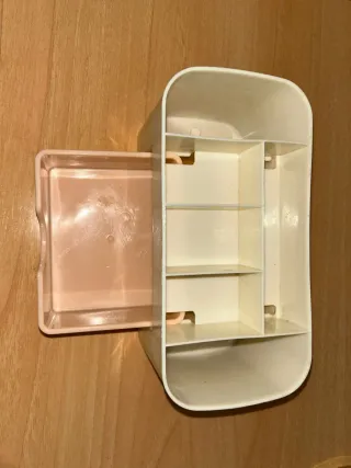 Organizador de plástico beige y rosa