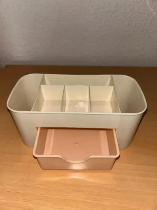 Organizador de plástico beige y rosa