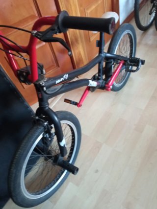 Bicicleta BMX Monty Negra y Roja 95