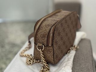 Bolso Guess Marrón y Dorado