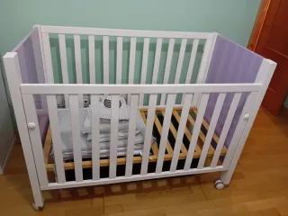 Cuna de madera con diseño de jirafa