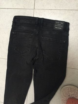 Pantalones vaqueros negros Mango rotos