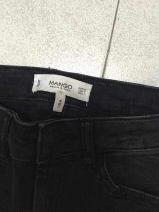 Pantalones vaqueros negros Mango rotos