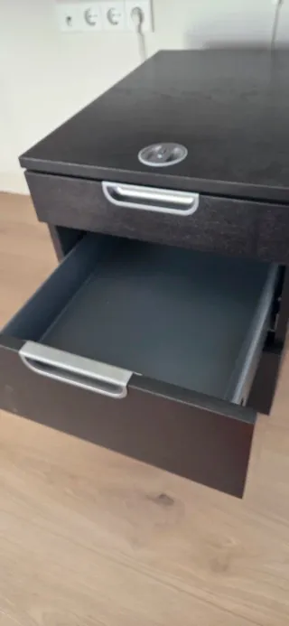 Mesa escritorio negra con cajonera