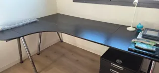 Mesa escritorio negra con cajonera