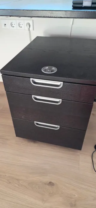 Mesa escritorio negra con cajonera