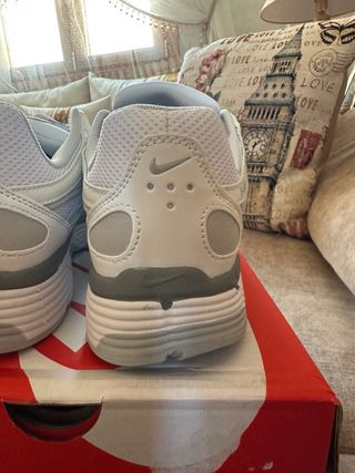 Nike P-6000 grises y blancas