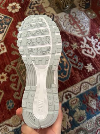 Nike P-6000 grises y blancas