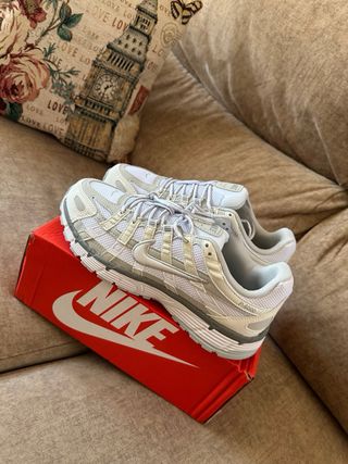 Nike P-6000 grises y blancas
