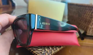 Gafas de sol Guess marrones y doradas