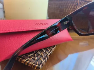 Gafas de sol Guess marrones y doradas