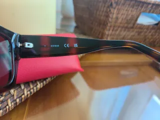 Gafas de sol Guess marrones y doradas