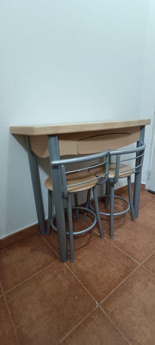 Mesa y 2 taburetes
