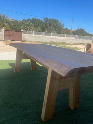 Mesa y bancos de madera maciza