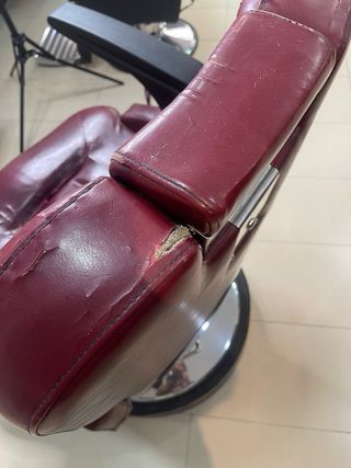 Silla de barbero de cuero rojo