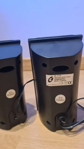Altavoces G negros y plateados