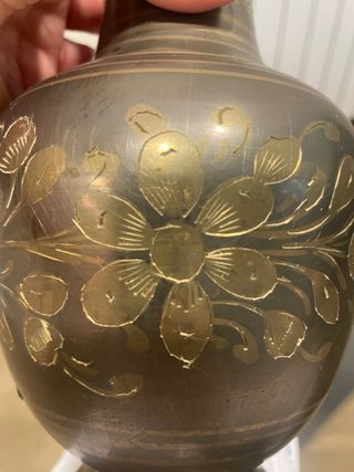 Jarrón de latón con grabados, artesanos.