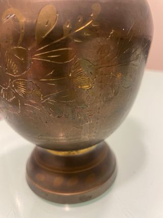 Jarrón de latón con grabados, artesanos.