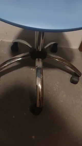 Silla de escritorio azul con ruedas