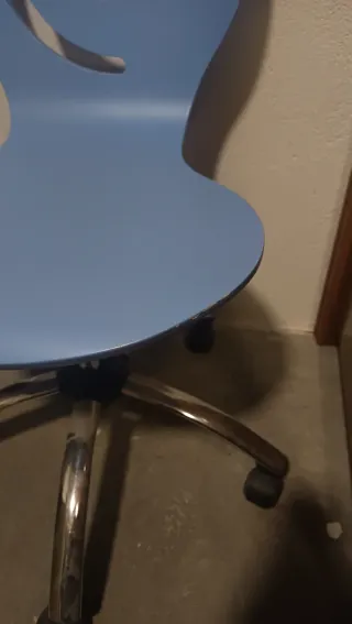 Silla de escritorio azul con ruedas