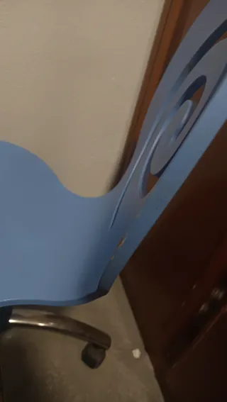 Silla de escritorio azul con ruedas