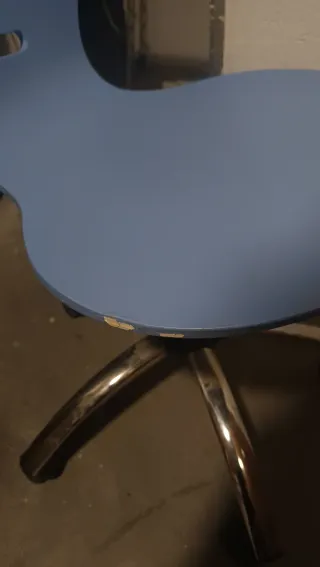 Silla de escritorio azul con ruedas