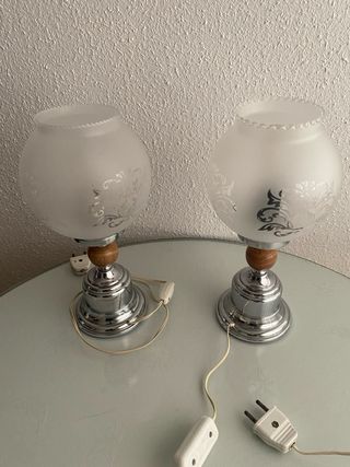 Lámpara de techo plateada y de mesillas