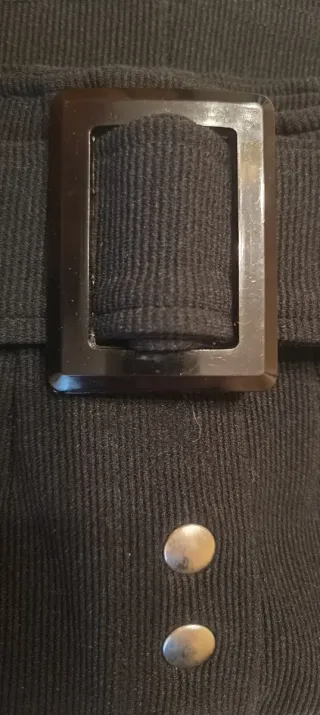 Gonna nera con bottoni a pressione