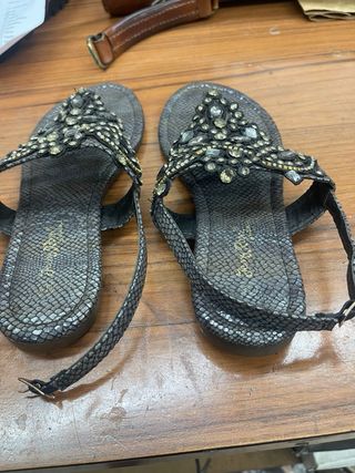Sandalias negras y plateadas con pedrería