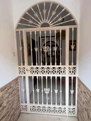 Portón de entrada forja blanco