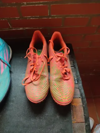 Botas de fútbol Nike grises tres pares.