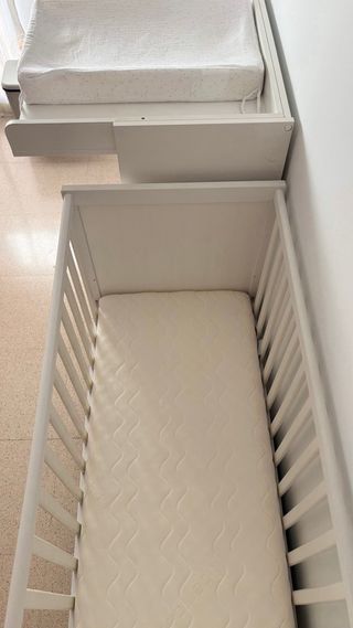 Cambiador y cuna de bebé IKEA