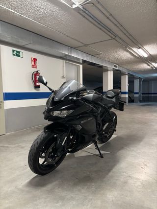 Kawasaki ZX4R Negra