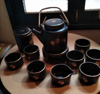 Juego de té negro con detalles dorados