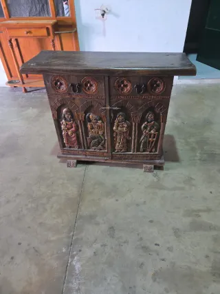 Mueble de madera tallado