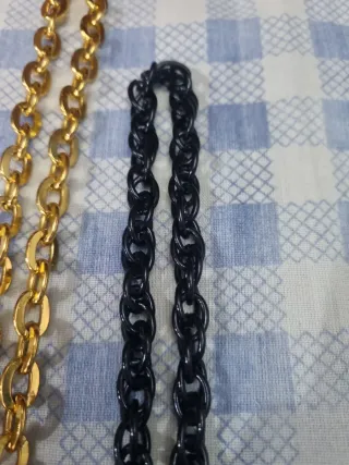 Collar de cadena dorado y negro