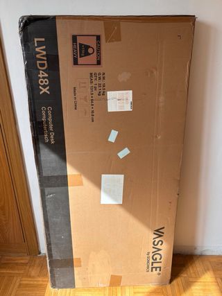 Escritorio madera y metal con estanterías