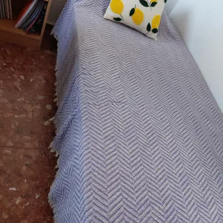 Manta/colcha cubre cama blanca y morado.