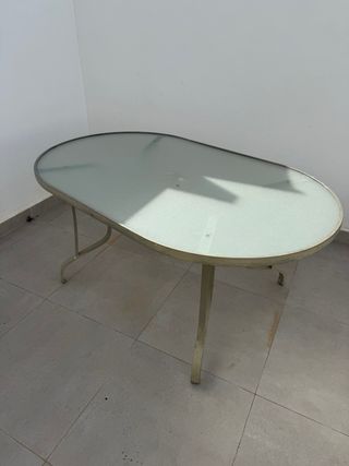 Mesa ovalada de cristal y metal