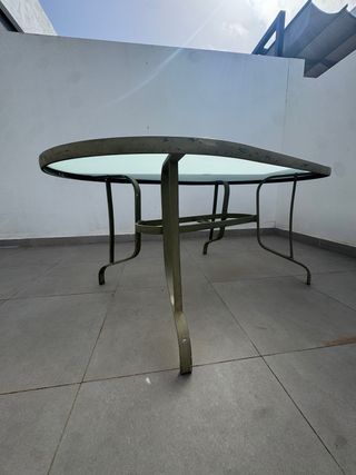 Mesa ovalada de cristal y metal