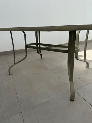 Mesa ovalada de cristal y metal