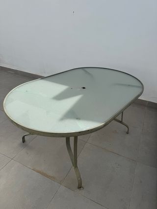 Mesa ovalada de cristal y metal