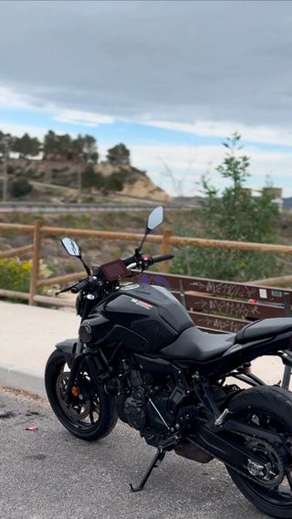 Yamaha MT-07 Pure 2023 Negra