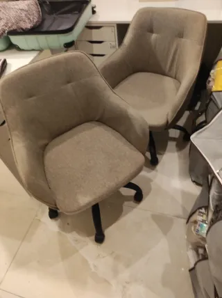 2 Sillas de oficina beige y negras