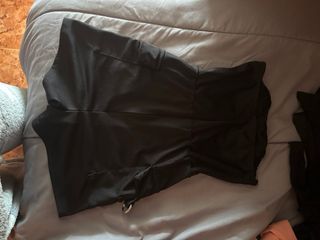 Mono corto negro con bolsillos