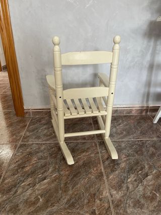 Mecedora infantil de madera blanca