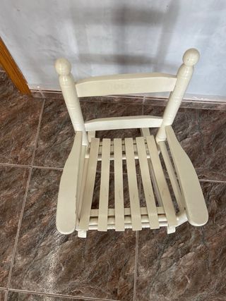 Mecedora infantil de madera blanca