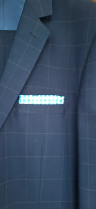 Traje de cuadros azul y gris